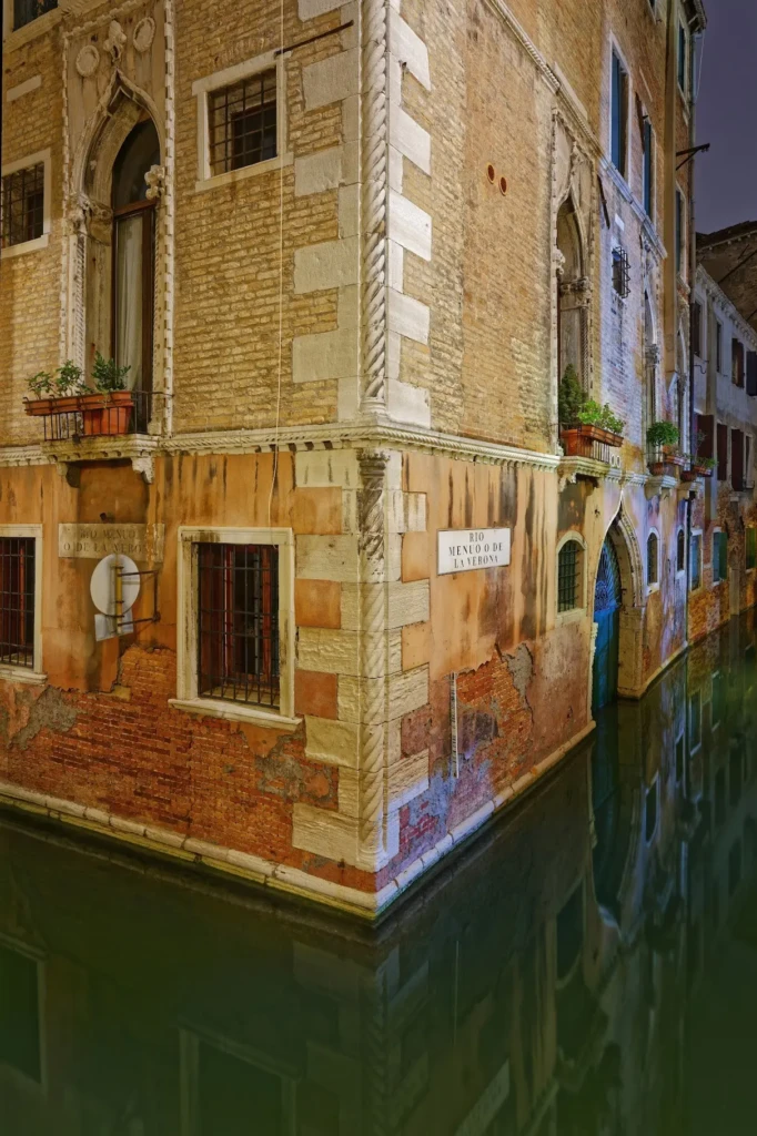 Façade sur les canaux à Venise