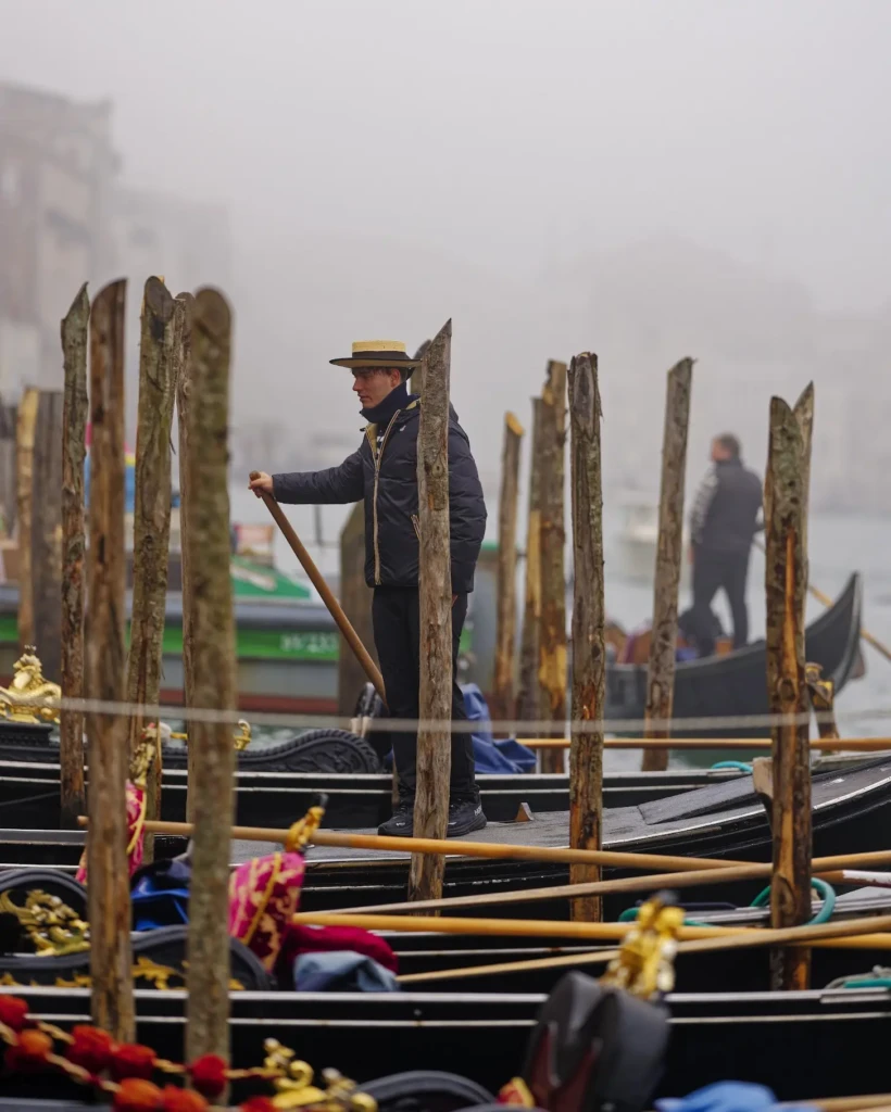 Gondoles Venise dans la brume