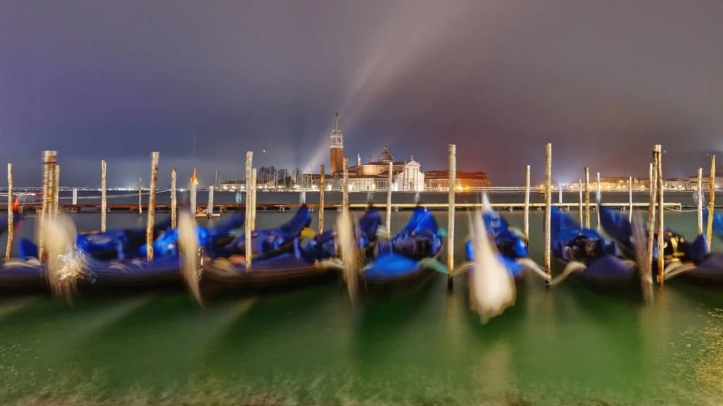 Gondoles Venise Pose longue à la tombée de la nuit