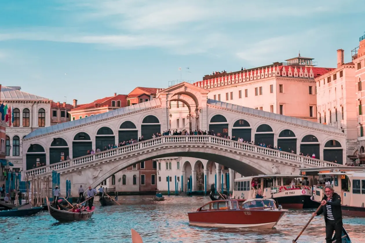 grand canal pont du rialto à Venise