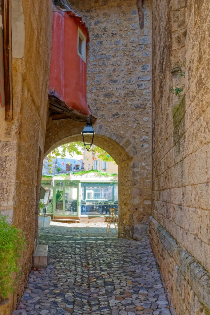 moustier pavé