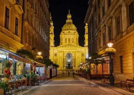 Vue de la Basilique Saint Etienne depuis la rue Zrinyi