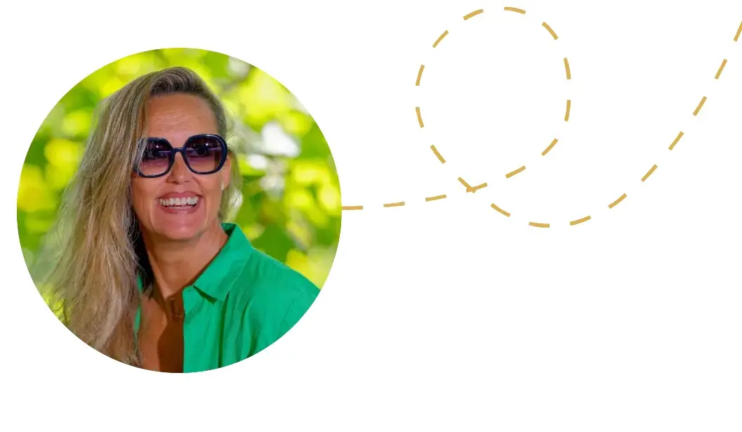 portrait de nathalie avec des lunettes de soleil