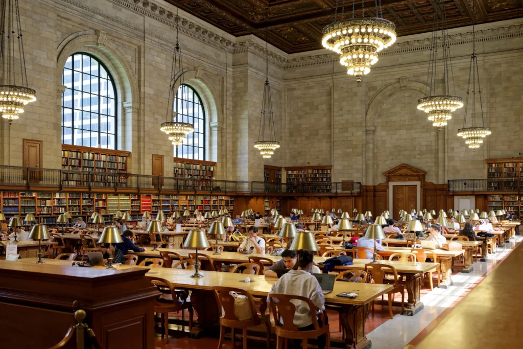 La Public Library de New York au centre ville à Bryant Park